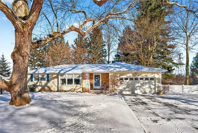 $299,000 | 10 Margo Drive, Perinton, NY 14450