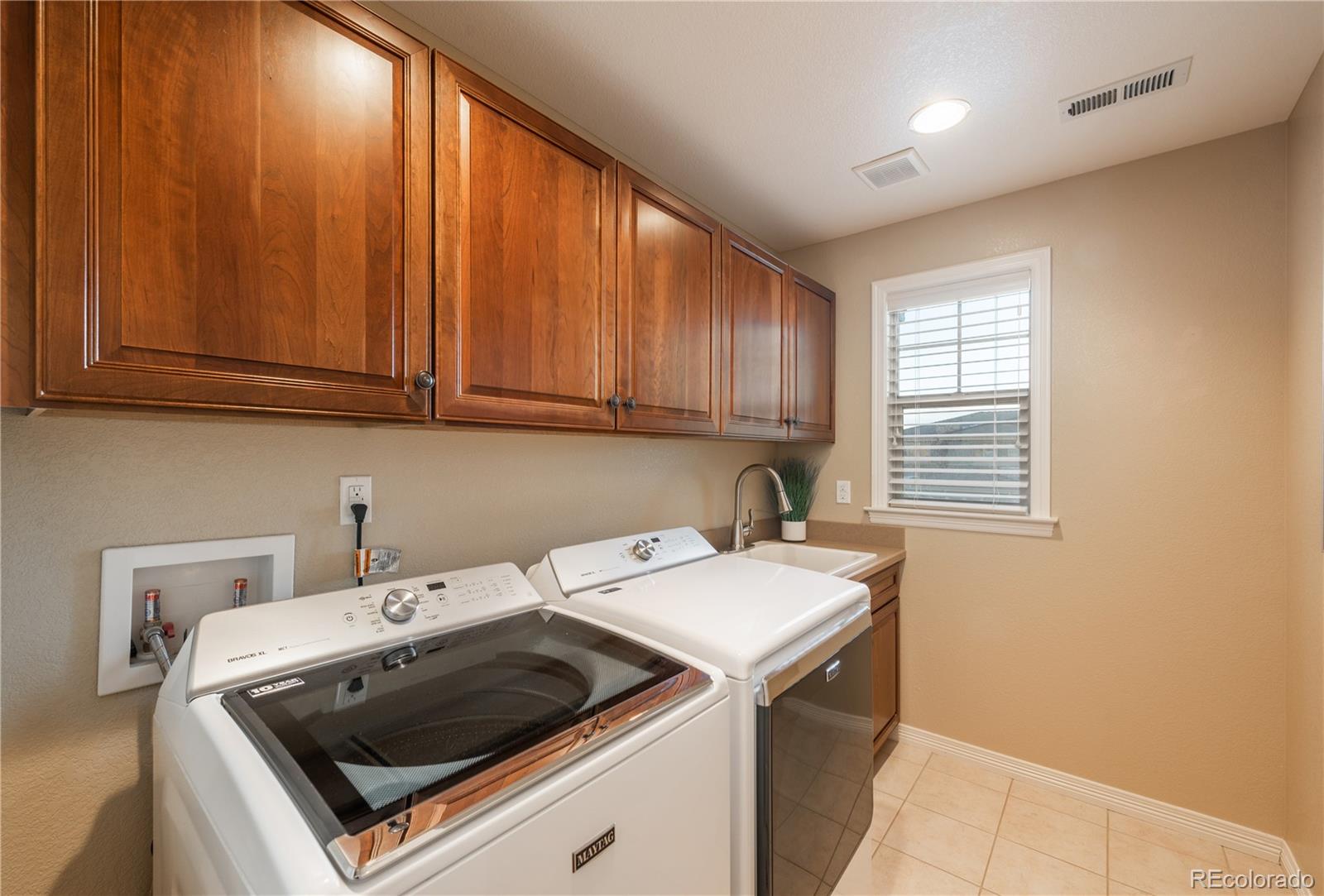 10646 Sundial Rim Road Highlands Ranch, CO 80126 - Photo 25 of 40 a utility room with sink dryer and washer