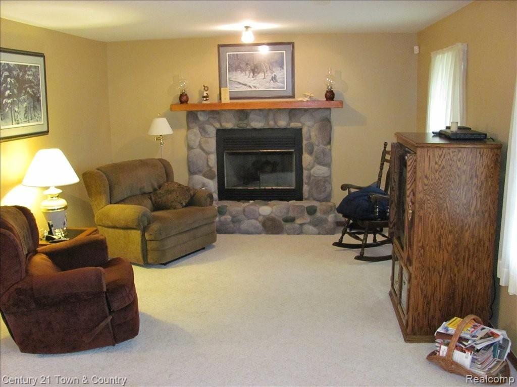 6907 Dryden Road Almont, MI 48003 - Photo 5 of 21 L.R. W/FIREPLACE