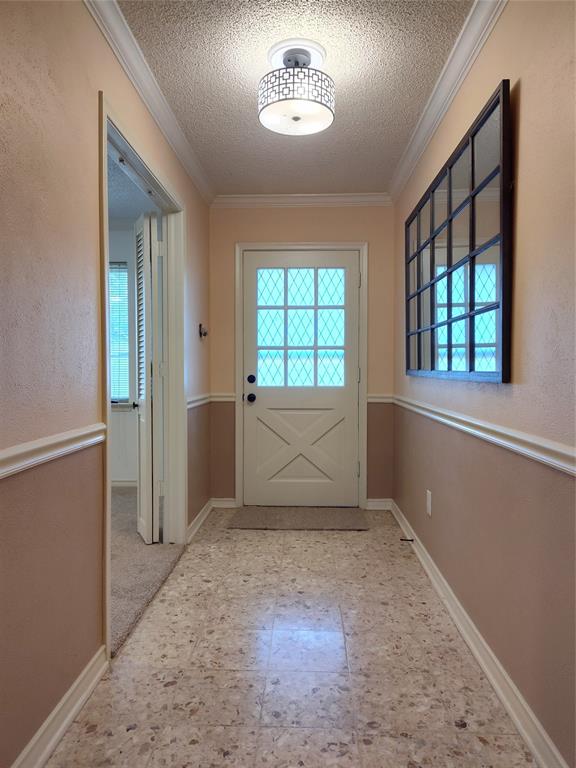 910 Worcester Lane Garland, TX 75040 - Photo 3 of 15 an empty room with windows and closet
