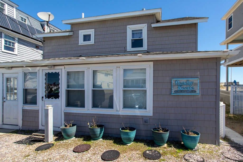 29 Commonwealth Avenue Salisbury, MA 01952 - Photo 2 of 34 a front view of a house with a yard