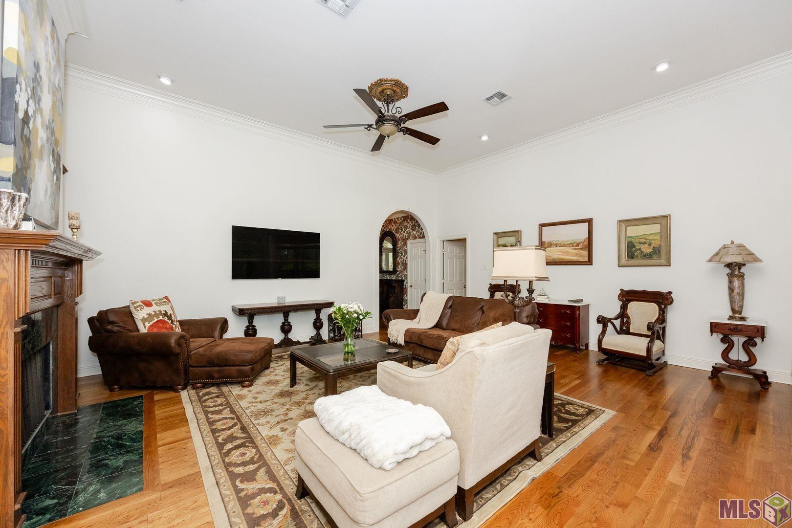 13407 North Amiss Road Baton Rouge, LA 70810 - Photo 16 of 39 Spacious Living Room