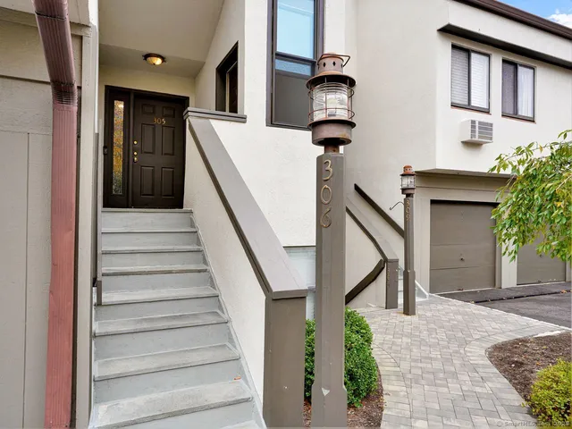 a view of entryway and hall