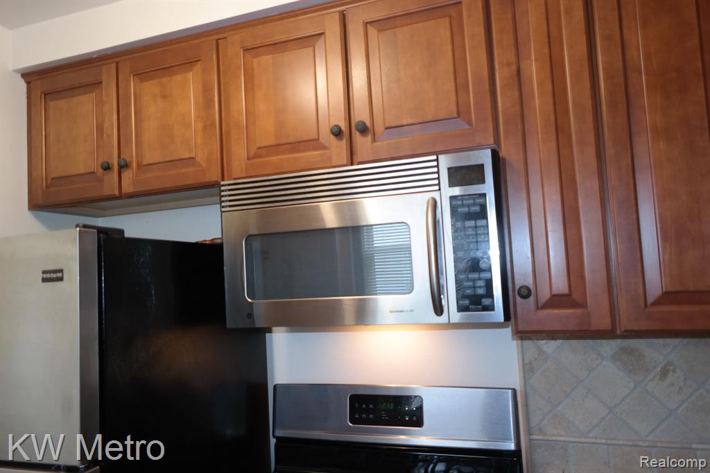 2696 Cumberland Road Berkley, MI 48072 - Photo 6 of 33