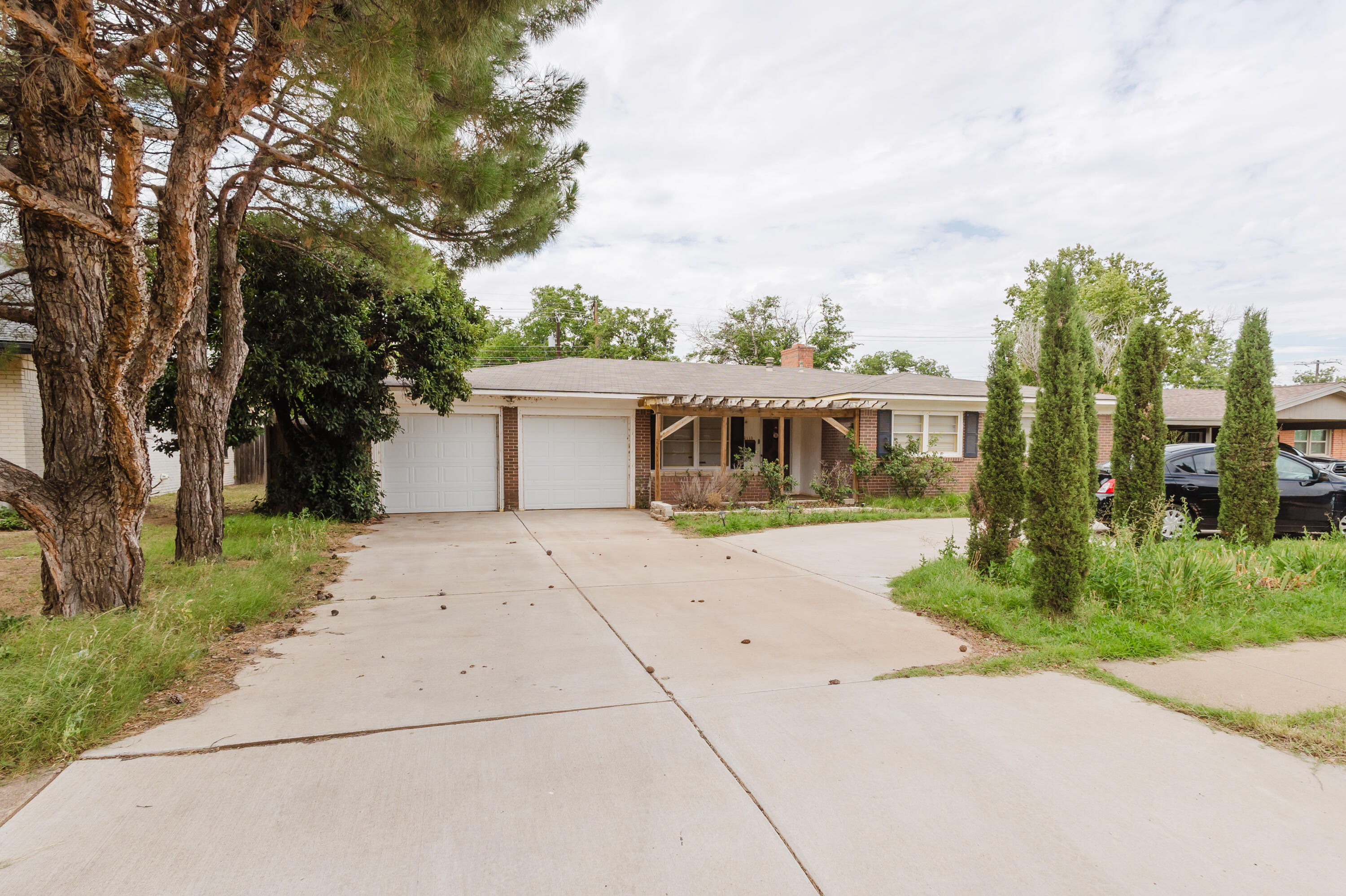 2110 57th Street Lubbock, TX 79412 - Photo 3 of 49 front view of a house with a garden