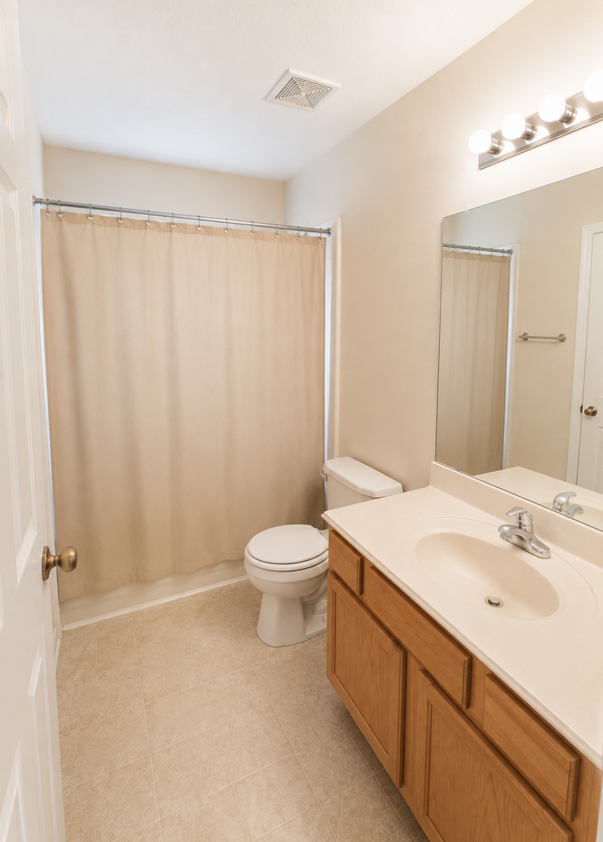 15154 Kingsbridge Way Houston, TX 77083 - Photo 8 of 12 Guest Bathroom