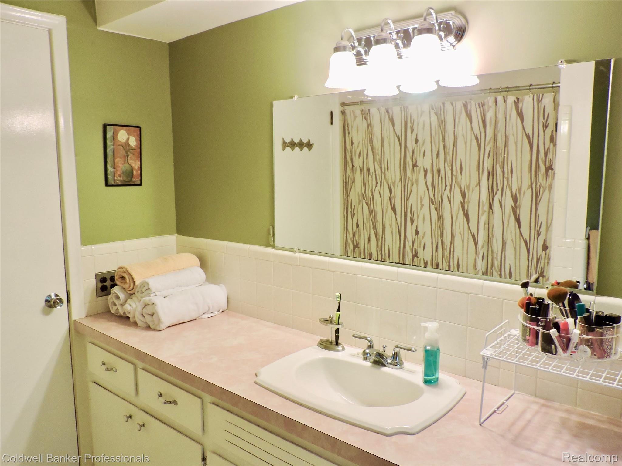 419 Prospect Street, Unit 105 Romeo, MI 48065 - Photo 18 of 37 Plenty of counter space for morning prep.