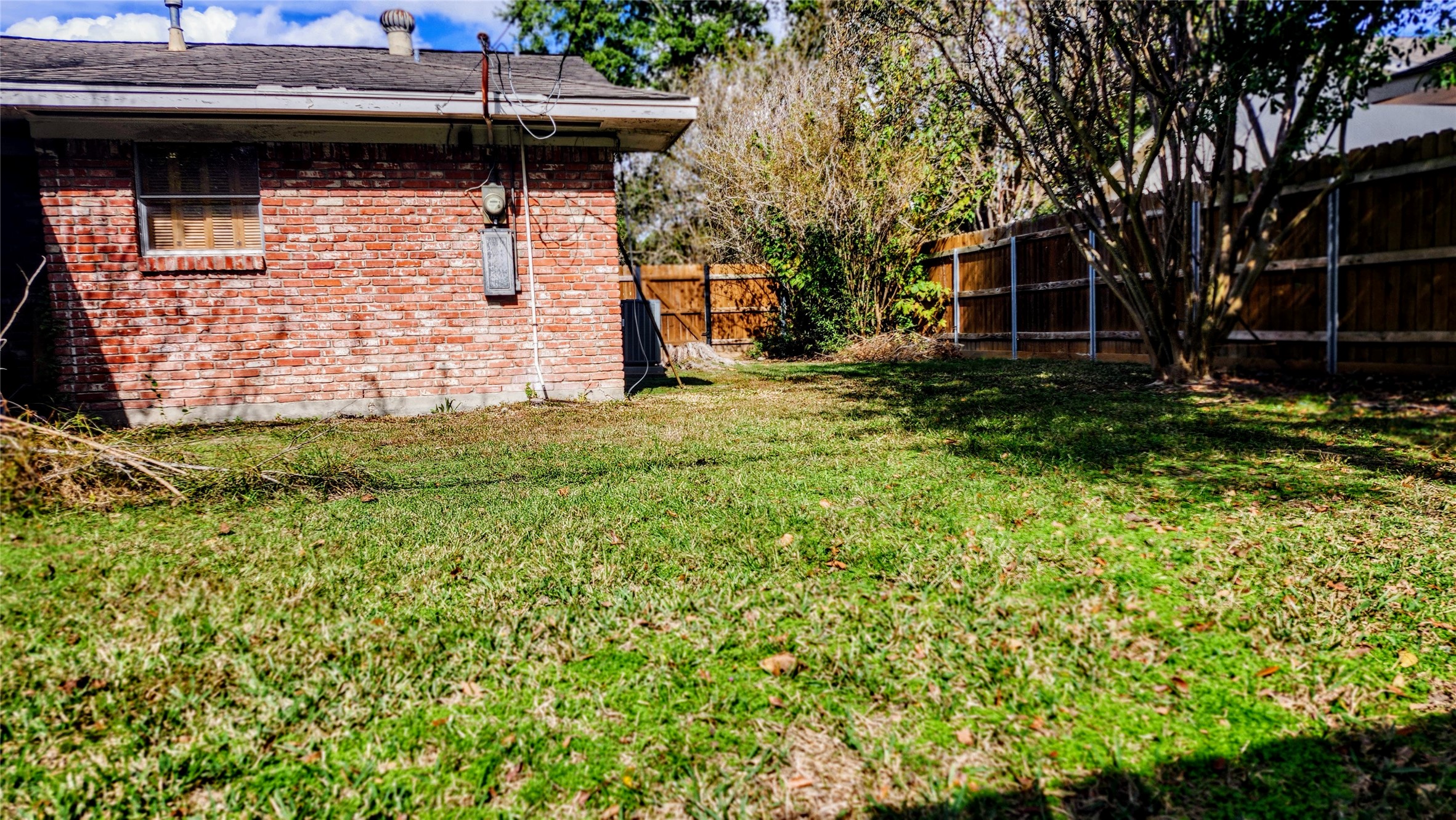 1927 Bethlehem Street Houston, TX 77018 - Photo 7 of 25 a view of a small house with a large tree