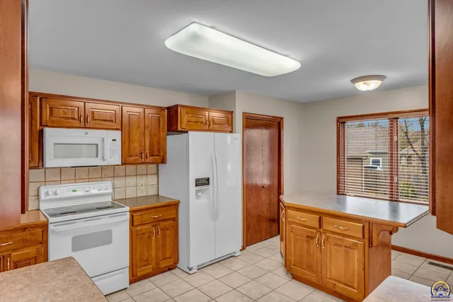 $459,000 | 2405 Southeast Saturn Drive, Topeka, KS 66605