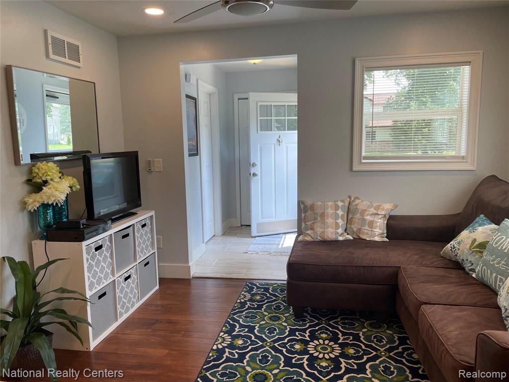 3196 Harrison Avenue Rochester Hills, MI 48307 - Photo 3 of 27