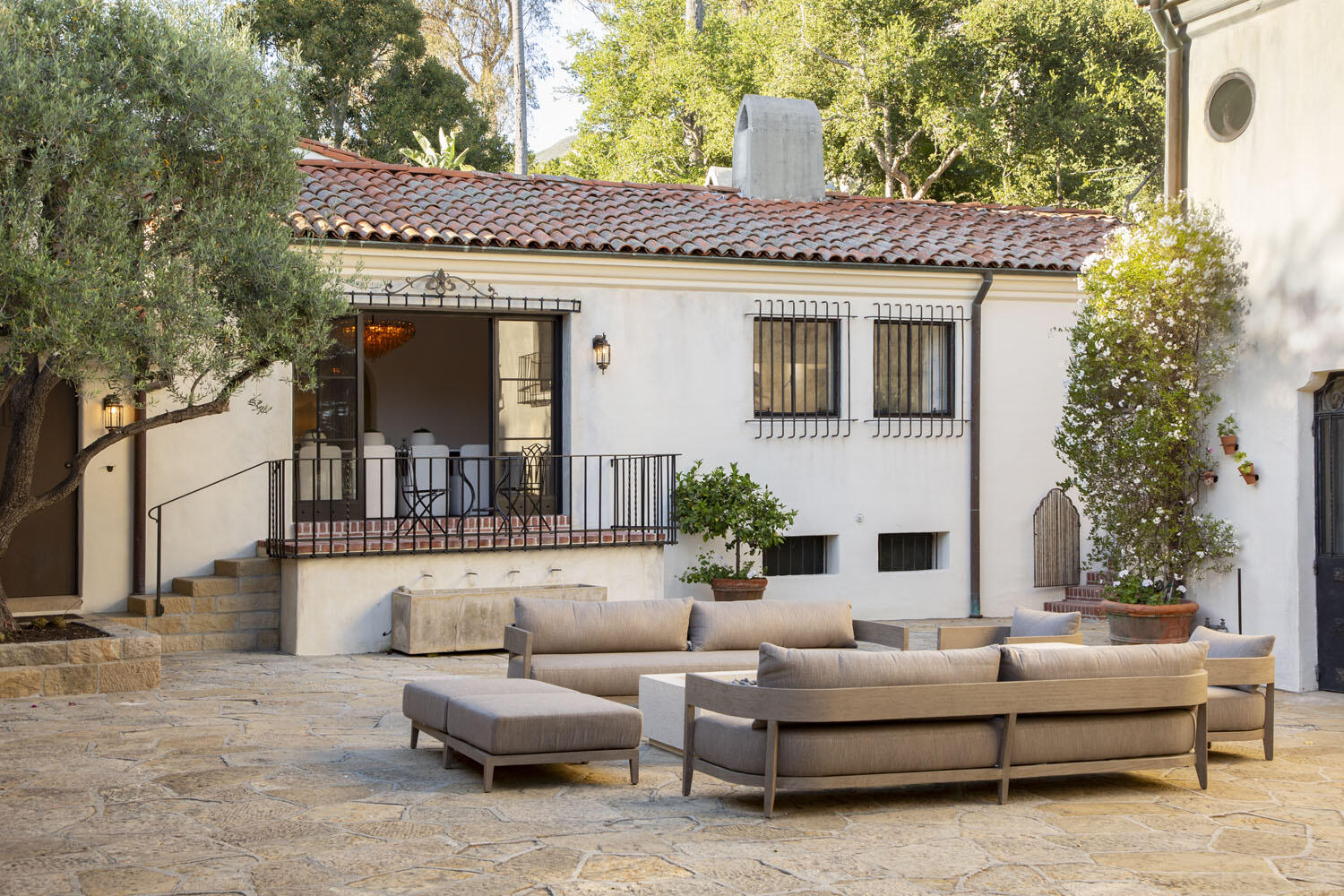 779 Ayala Lane Montecito, CA 93108 - Photo 13 of 58 13 Coutryard