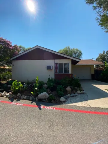 a view of a house with backyard and garden