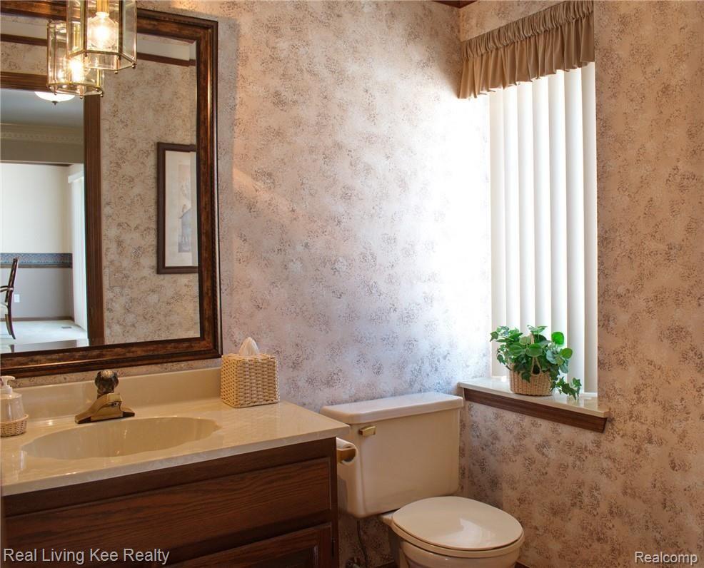 613 Snowmass Drive Rochester, MI 48309 - Photo 4 of 27 Half Bath 1.jpg