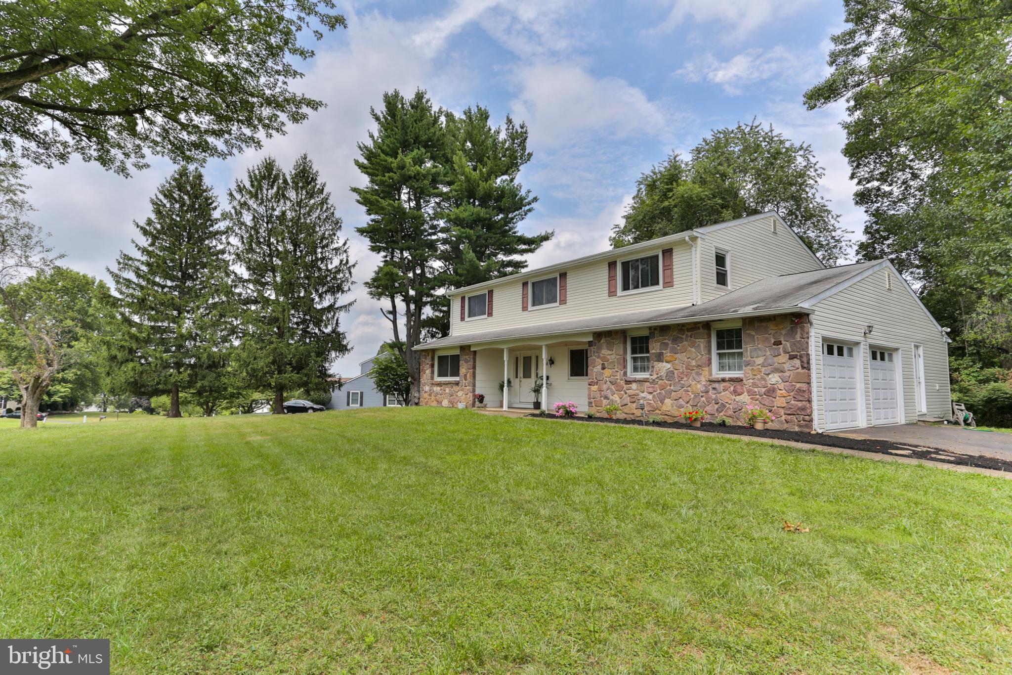 451 Valley View Road Langhorne, PA 19047 - Photo 2 of 69 Front lawn