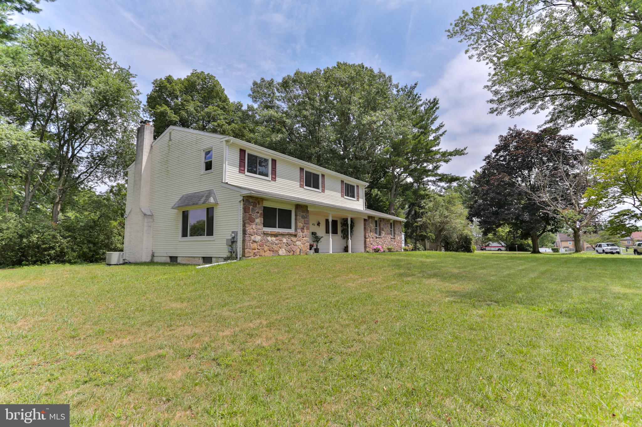 451 Valley View Road Langhorne, PA 19047 - Photo 3 of 69 Front lawn