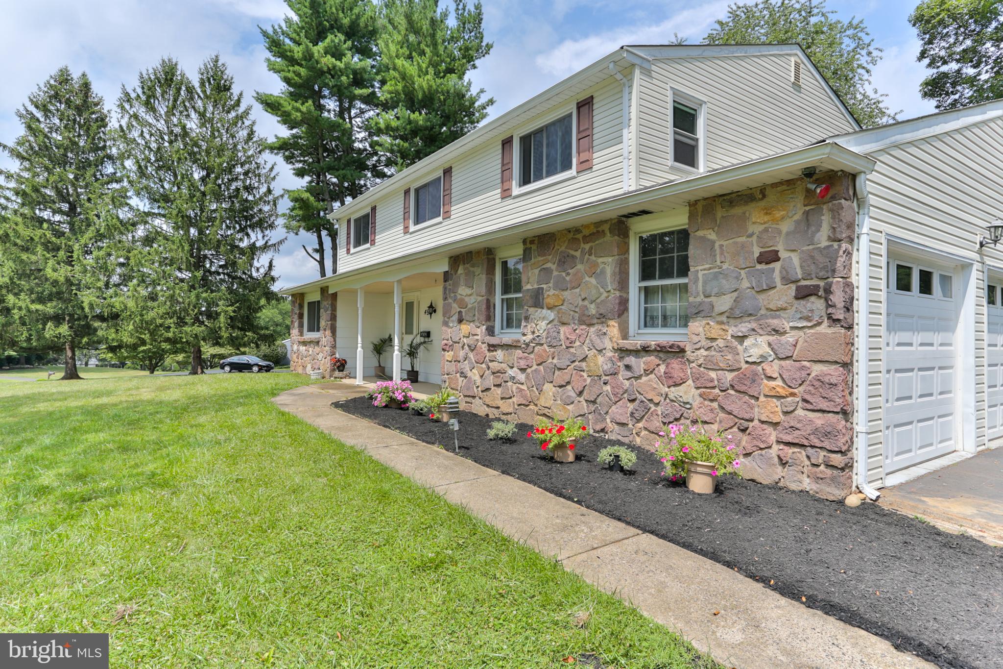 451 Valley View Road Langhorne, PA 19047 - Photo 6 of 69 Front walkway