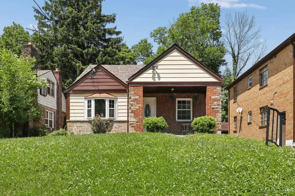 $234,900 | 2652 Cedarbrook Drive, Golf Manor, OH 45237