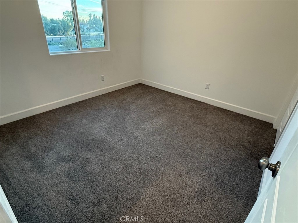 2415 Explorador Drive Merced, CA 95340 - Photo 24 of 28 an empty room with a window