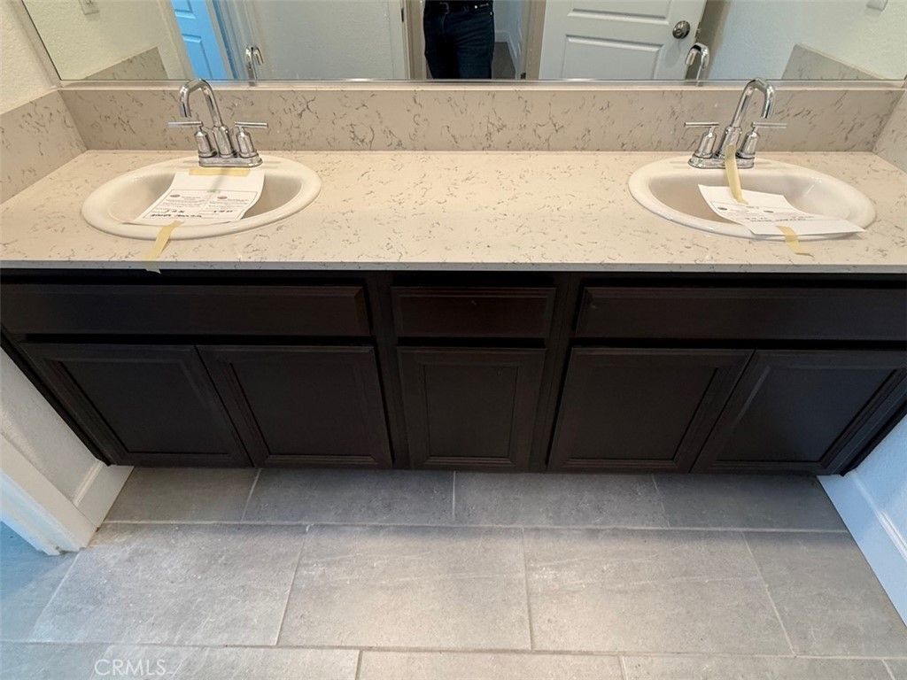 2415 Explorador Drive Merced, CA 95340 - Photo 27 of 28 a bathroom with a sink and a mirror