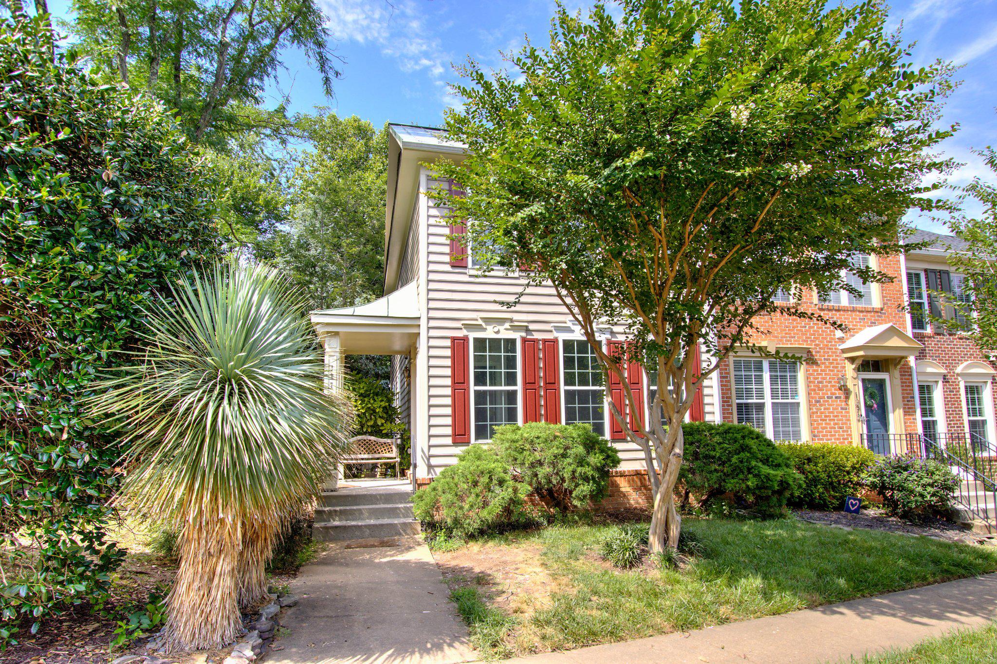 Lovely end unit Vintage Place townhome!