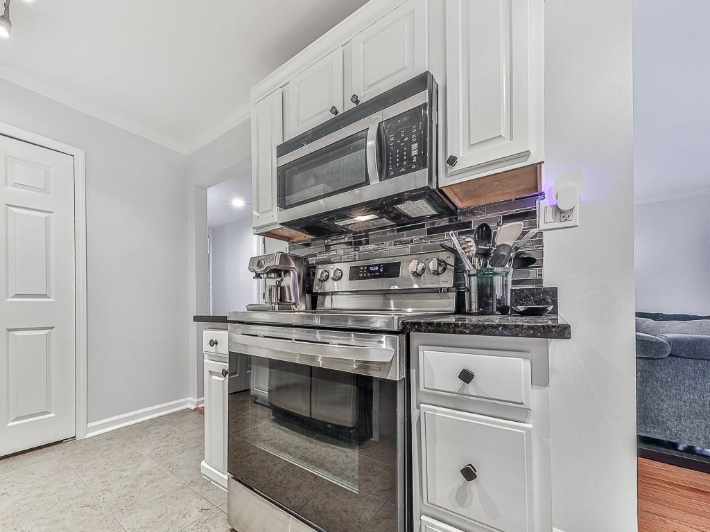 1708 Brighton Point Atlanta, GA 30328 - Photo 11 of 31 a stove top oven sitting inside of a kitchen