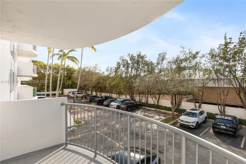 $599,999 | 210 Seaview Drive, Unit 207, Key Biscayne, FL 33149