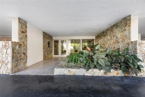 $599,999 | 210 Seaview Drive, Unit 207, Key Biscayne, FL 33149