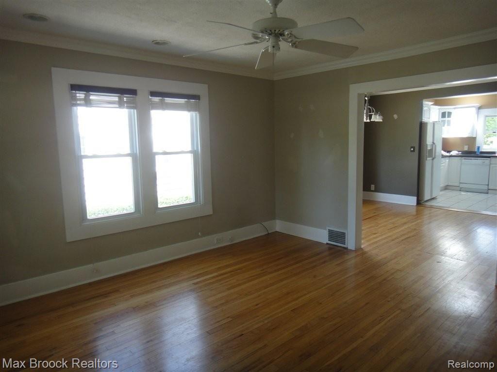 127 Woodside Road Royal Oak, MI 48073 - Photo 4 of 16 woodside 127 003.JPG