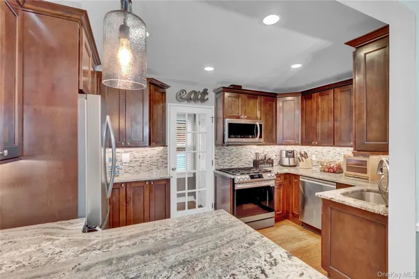 $799,000 | 2889 Arnold Avenue, Oceanside, NY 11572
