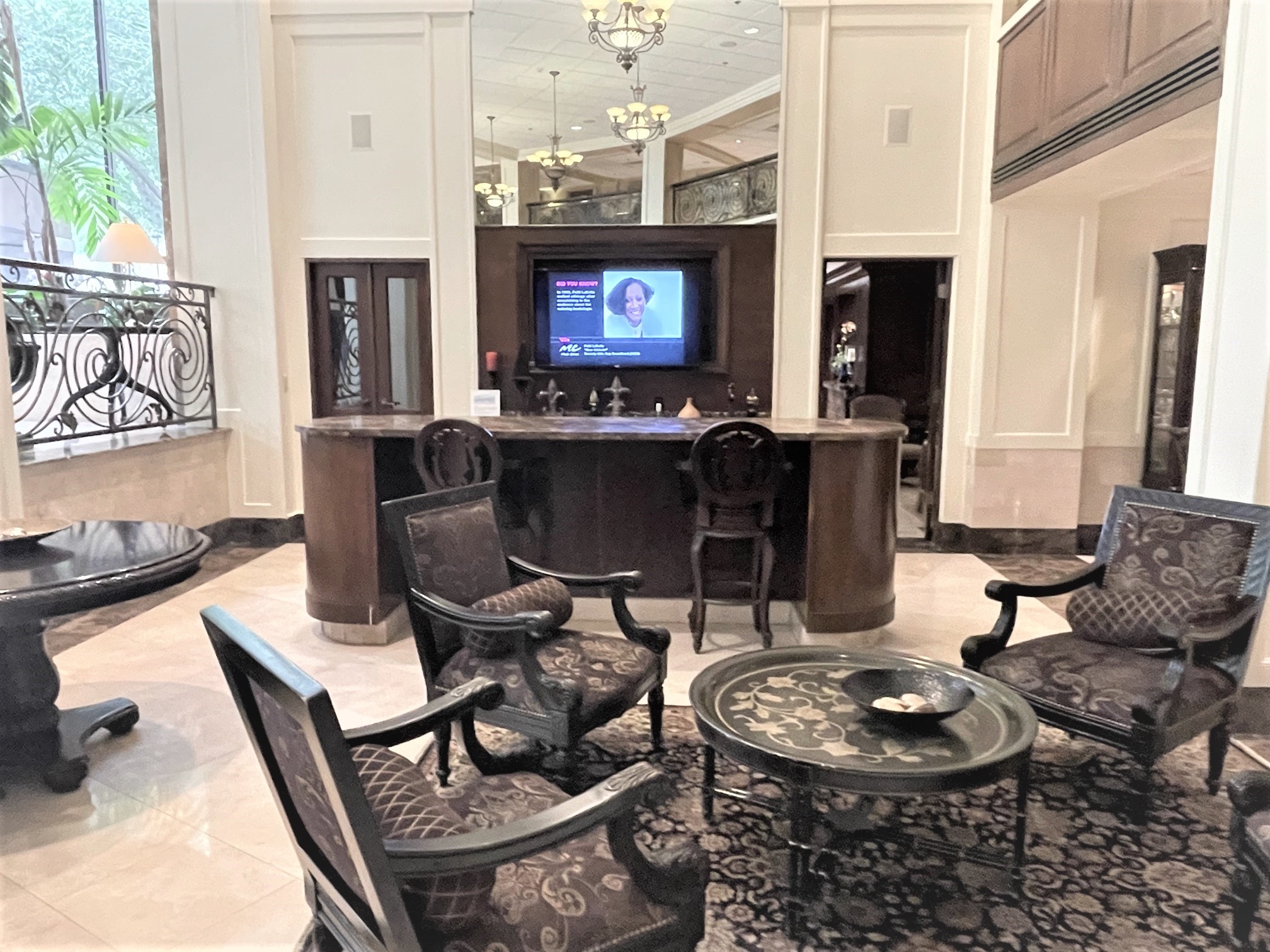 3525 Sage Road, Unit 404 Houston, TX 77056 - Photo 41 of 42 Lobby bar area with table and chairs
