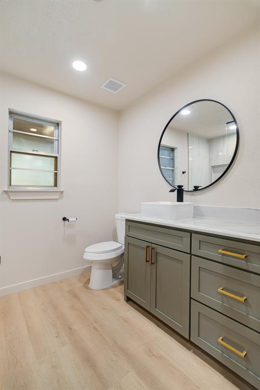 1195 33rd Street Southeast Paris, TX 75460 - Photo 12 of 34 a bathroom with a toilet a sink and mirror