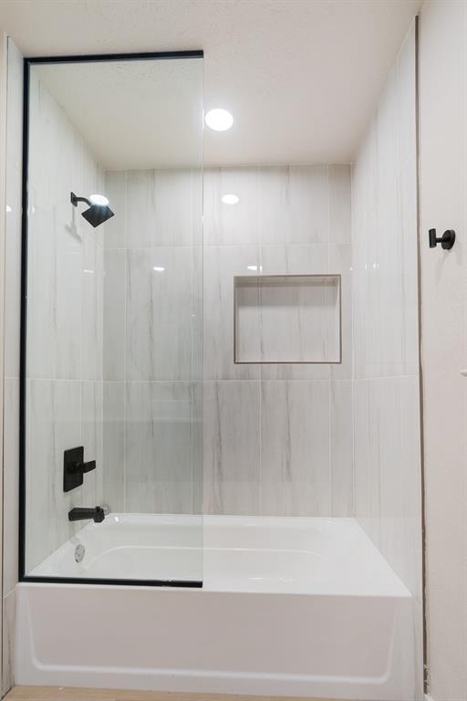 1195 33rd Street Southeast Paris, TX 75460 - Photo 13 of 34 a bathroom with a bathtub and a shower