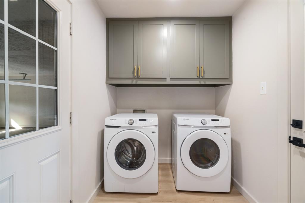 1195 33rd Street Southeast Paris, TX 75460 - Photo 16 of 34 a utility room with dryer and washer