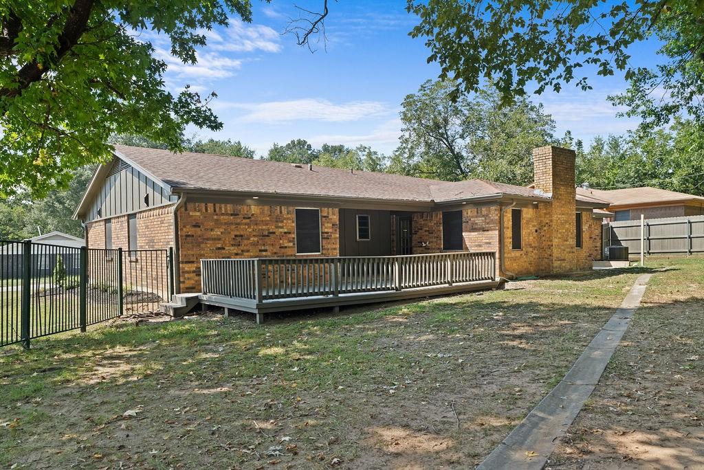 1195 33rd Street Southeast Paris, TX 75460 - Photo 20 of 34 a view of a house with a yard and wooden fence