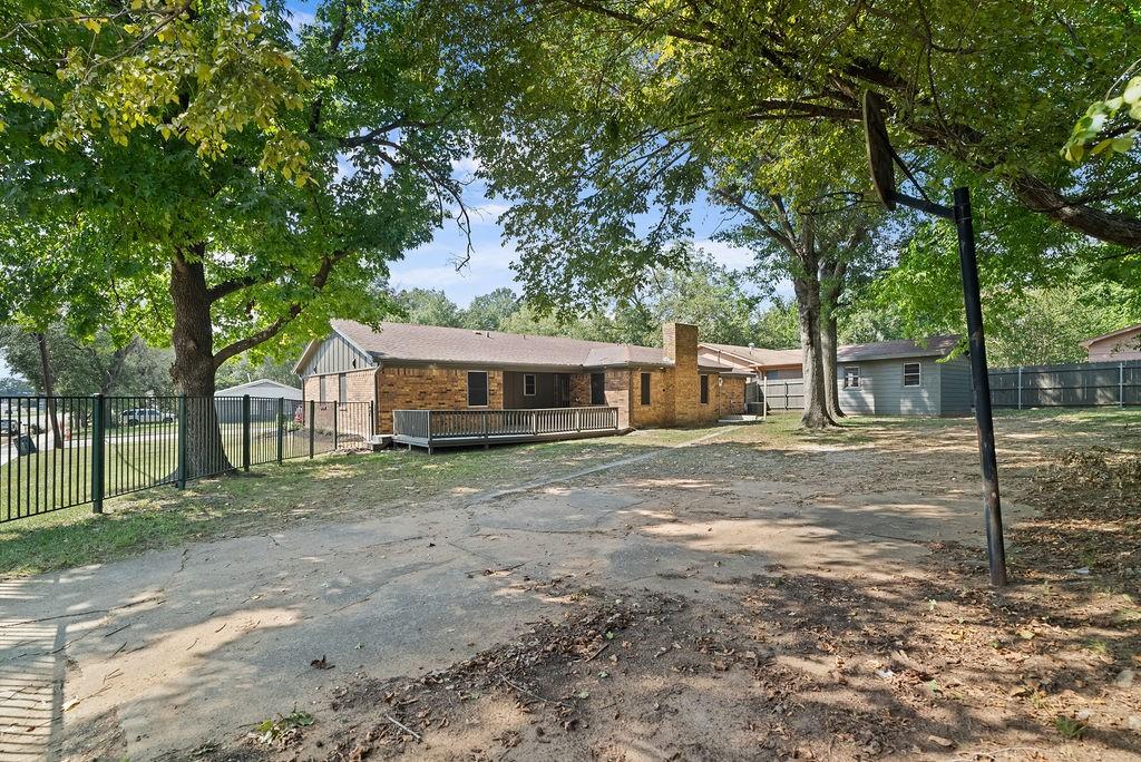 1195 33rd Street Southeast Paris, TX 75460 - Photo 21 of 34 a front view of a house with a garden