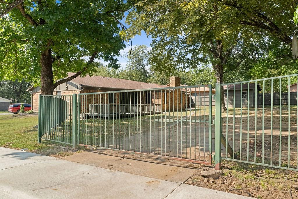 1195 33rd Street Southeast Paris, TX 75460 - Photo 22 of 34 a view of a house with a fence
