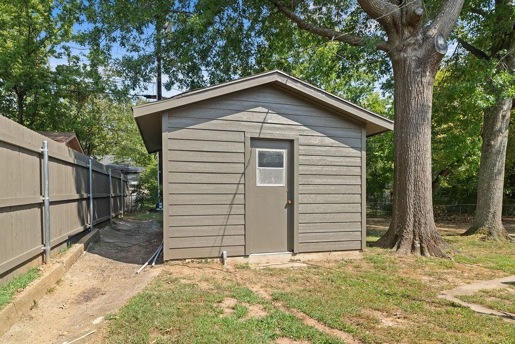 1195 33rd Street Southeast Paris, TX 75460 - Photo 32 of 34 a house with a outdoor space