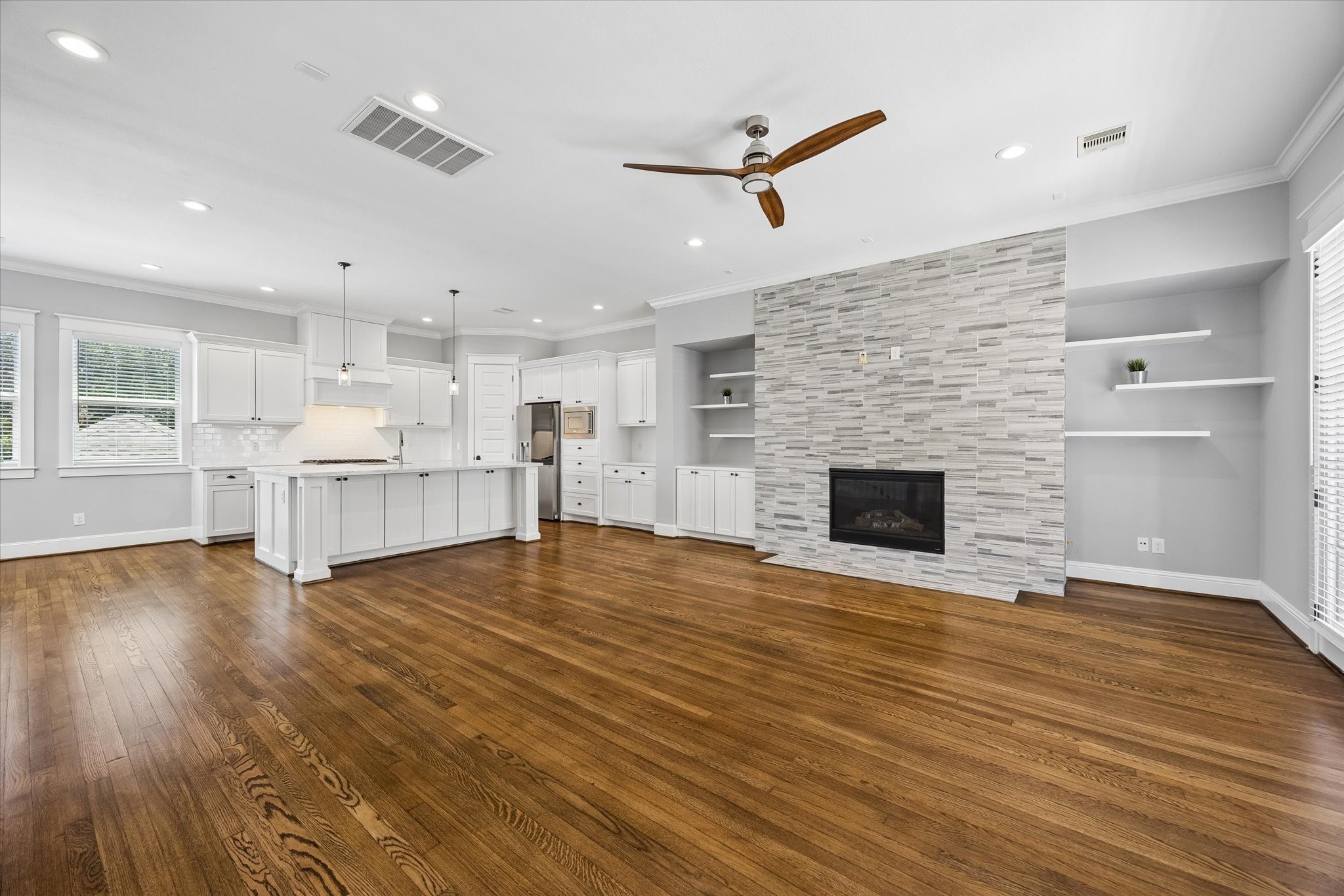 415 West 16th Street, Unit D Houston, TX 77008 - Photo 41 of 41 Open floor plan kitchen to living room area.