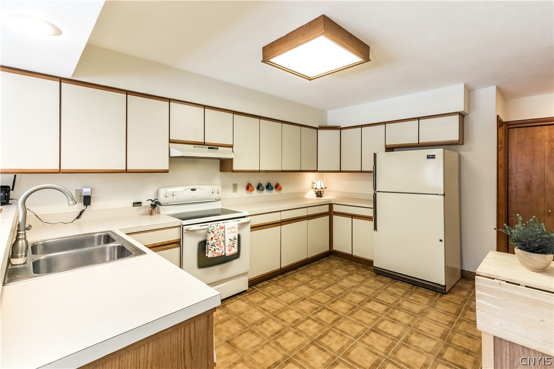 8646 Salt Springs Road Manlius, NY 13104 - Photo 14 of 38 The kitchen offers lots of cupboard space--and che