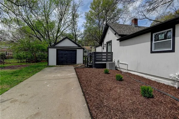 $300,000 | 7126 Main Street, Kansas City, MO 64114