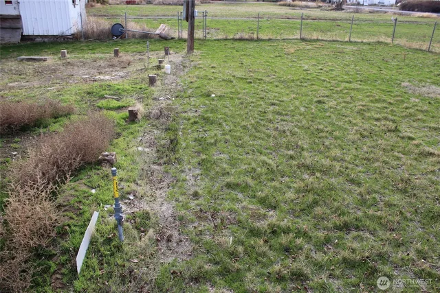a view of a yard with a house