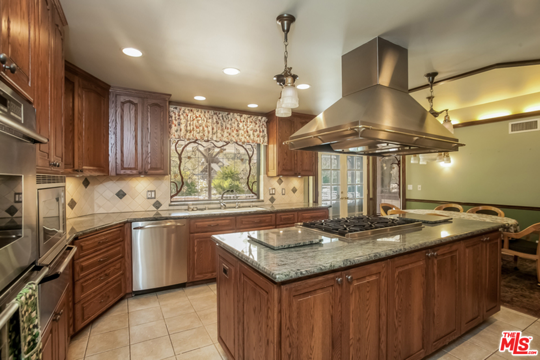 26352 MacMillan Ranch Road Canyon Country, CA 91387 - Photo 6 of 37