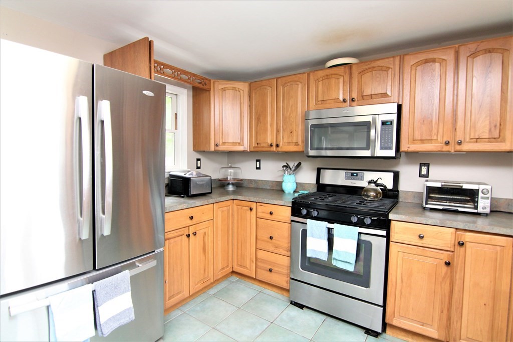 36 Holbrook Road Weymouth, MA 02191 - Photo 6 of 41 Gallery Image 6