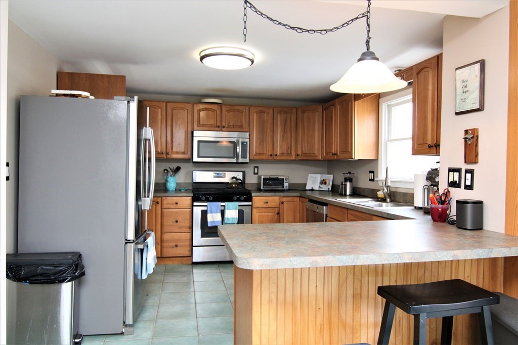 36 Holbrook Road Weymouth, MA 02191 - Photo 8 of 41 Gallery Image 8