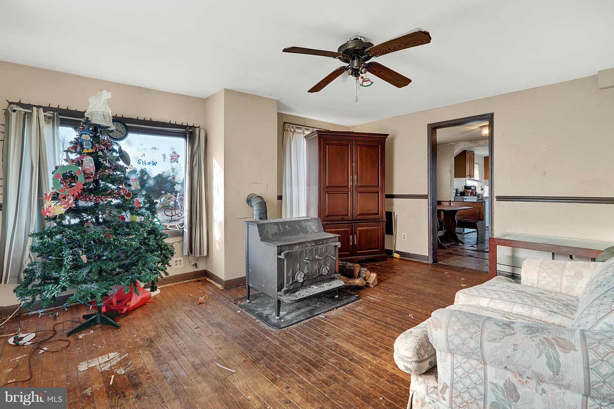 4350 Dumfries Road Catlett, VA 20119 - Photo 6 of 15 Living Room