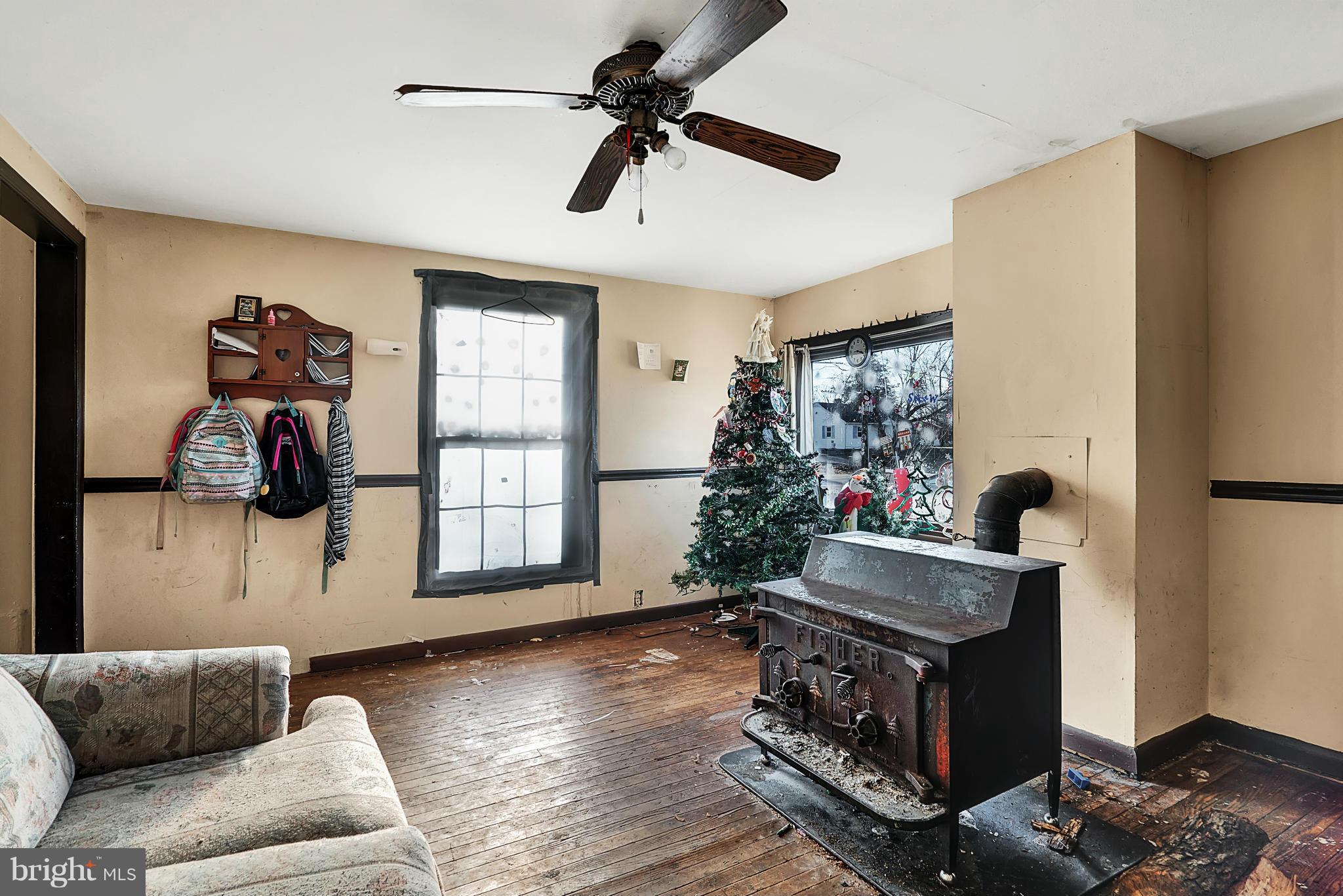 4350 Dumfries Road Catlett, VA 20119 - Photo 7 of 15 Living Room