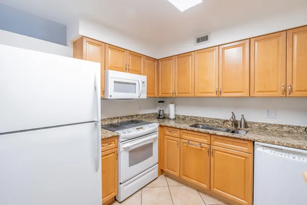 $2,800 | 1000 Spanish River Road, Unit 3T, Boca Raton, FL 33432
