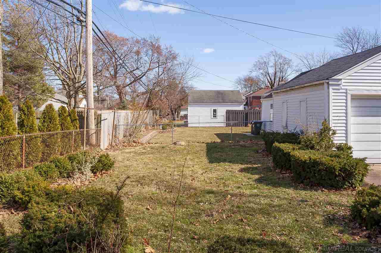 1590 Fairholme Road Grosse Pointe, MI 48236 - Photo 31 of 32 50008341-30.JPG