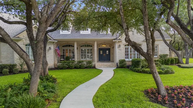 a view of a yard in front of house