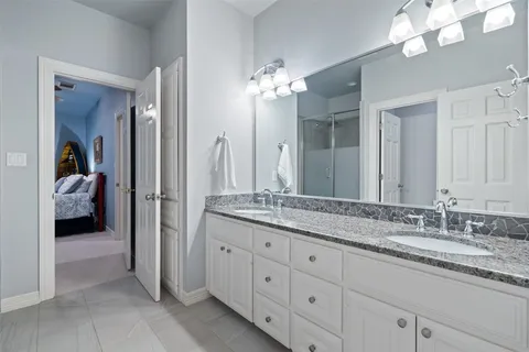 a en suite bathroom with double sink and a mirror